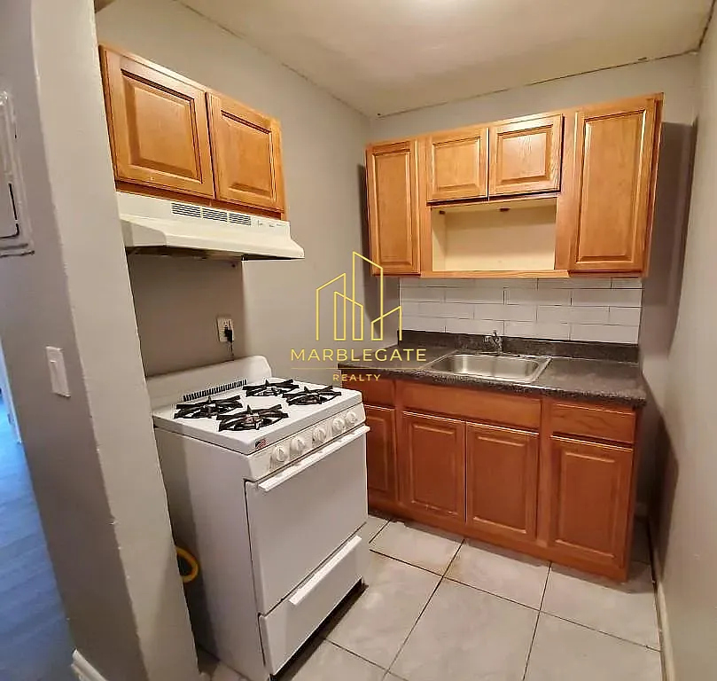 3 bed, 1050 sqft, $2,100 — Photo 1