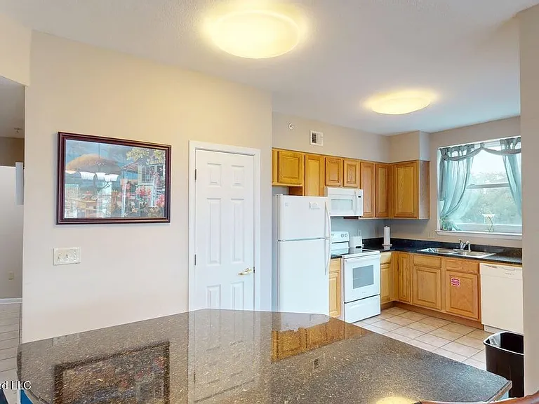 2230 Beach Dr #301 — Photo 8