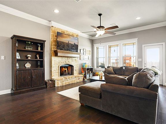 5th image of 612 Perry Ln