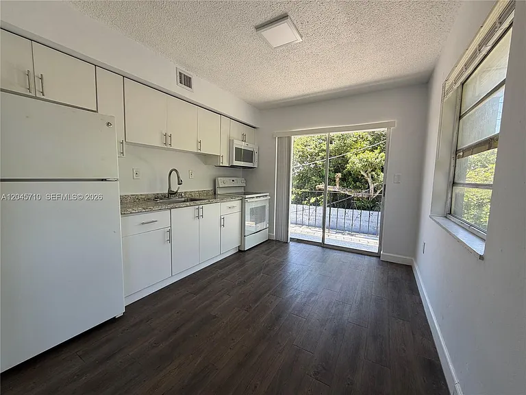 5954 NE 4th Ct #6 — Photo 2