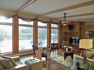 250 Woodbine Pl, North Barrington, IL 60010
