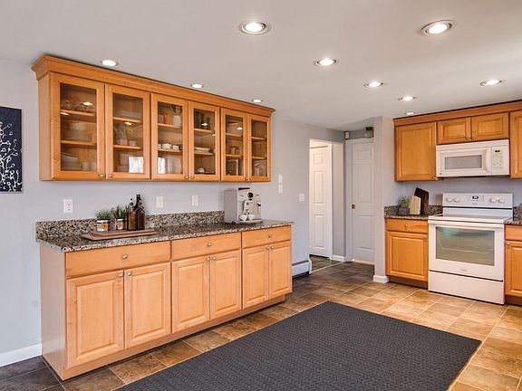 3rd image of 10 Woodbury Ln
