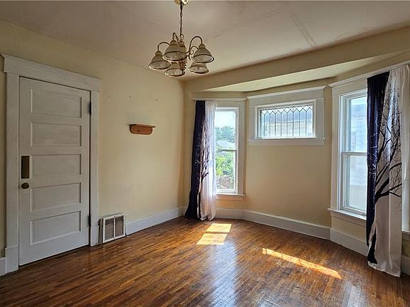 5th image of 308 Jackson St