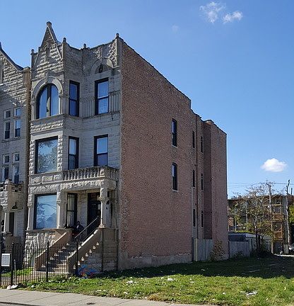 2nd image of 1124 S Richmond St