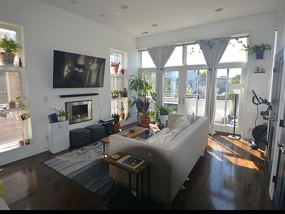 2nd image of 2339 N Leavitt St #3