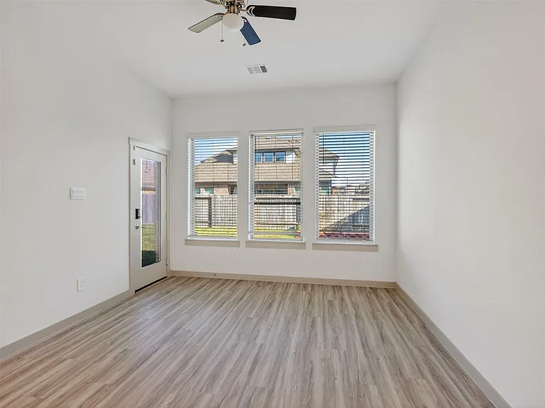 818 Kingwood Dr — Photo 18
