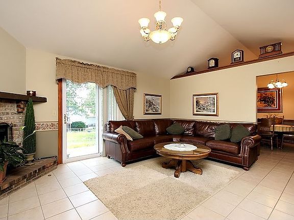 Vaulted living rm.