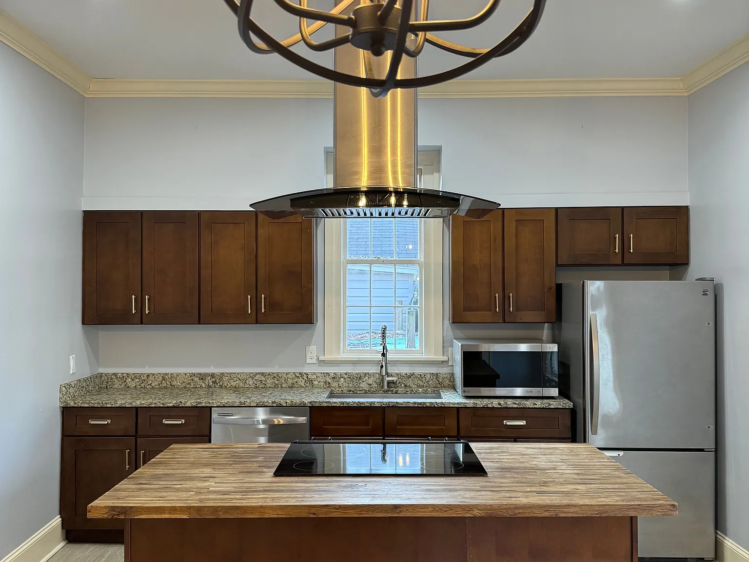 2 bed, 2.0 bath, 1350 sqft, $1,900 — Photo 2