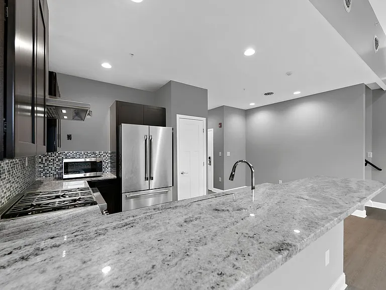 560 Madison Ave — Photo 5