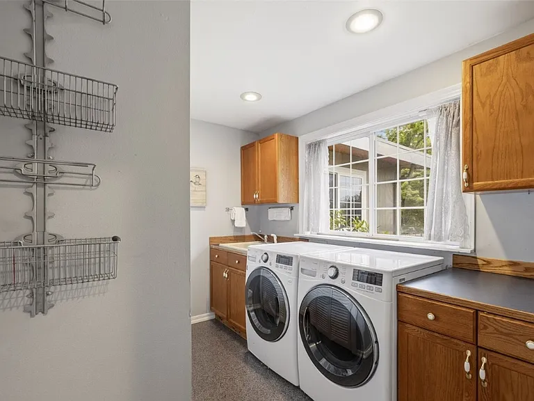 2502 NE 7th St — Photo 15