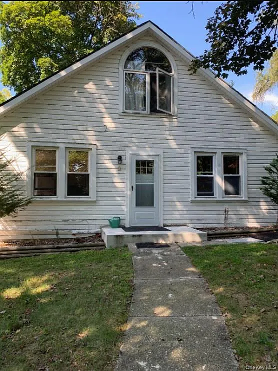 3 bed, 1.0 bath, $2,300 — Photo 1