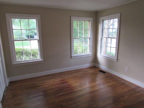 4th image of 105 E Parkview St
