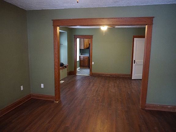 3rd image of 611 W Farmer St