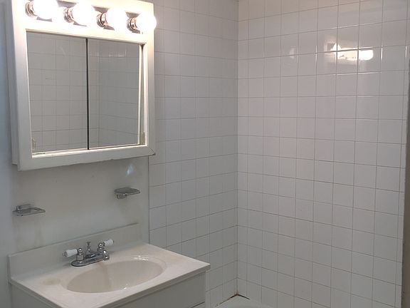 5th image of 4532 N Claremont Ave APT 5