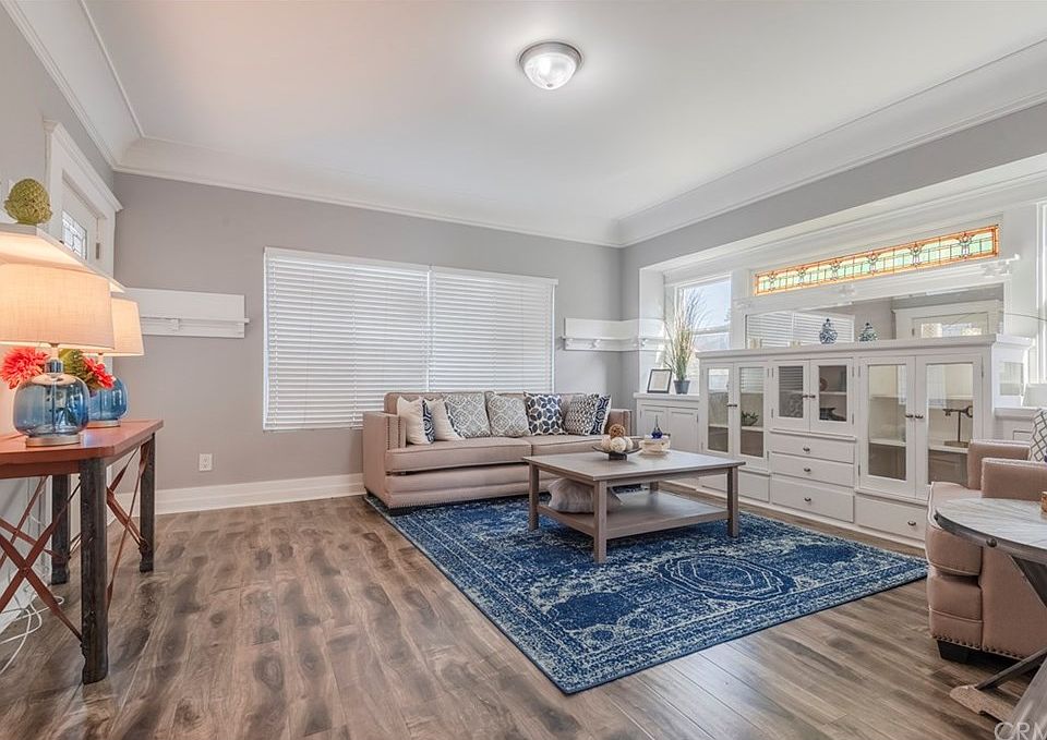 1st image of 946 W 50th Pl