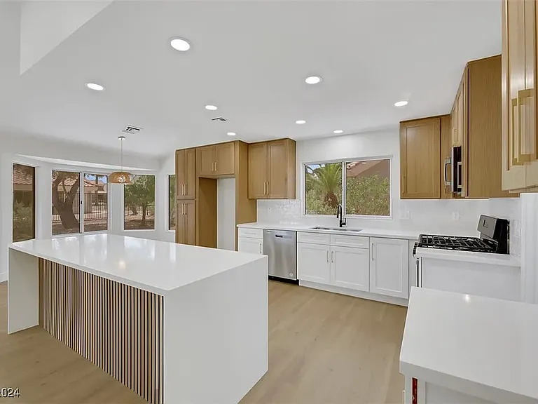 8513 Glenmore Dr — Photo 8