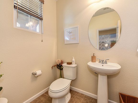 5th image of 39 Crystalwood Cir