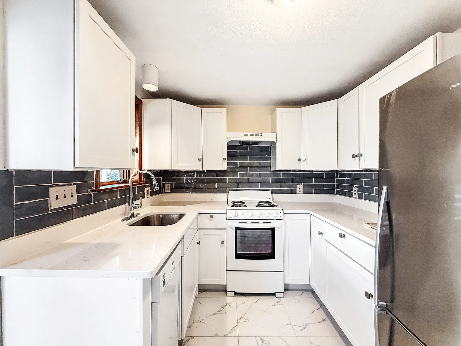 2 bed, 800 sqft, $2,700 — Photo 2