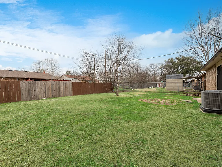 409 Forestwood Dr — Photo 16