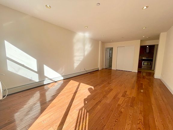 3rd image of 2716 41st Ave APT 7C