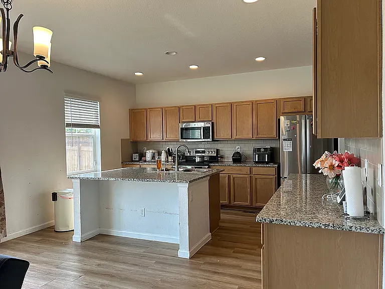 5 bed, 2318 sqft, $2,950 — Photo 4