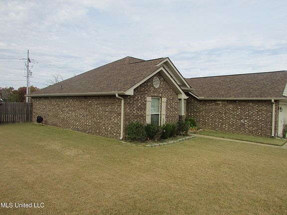 3rd image of 7661 Woodridge Dr
