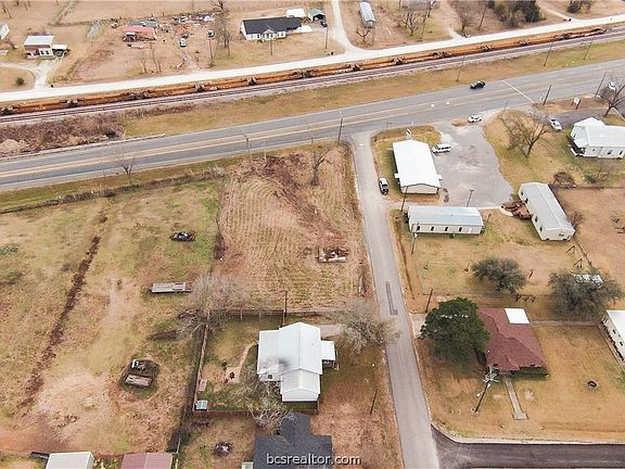 3rd image of 702 W Us Highway 79