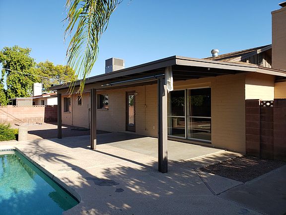 3rd image of 1056 E Alameda Dr