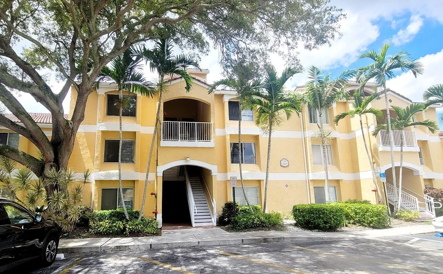1 bed, 1.0 bath, 834 sqft, $1,800 — Photo 2