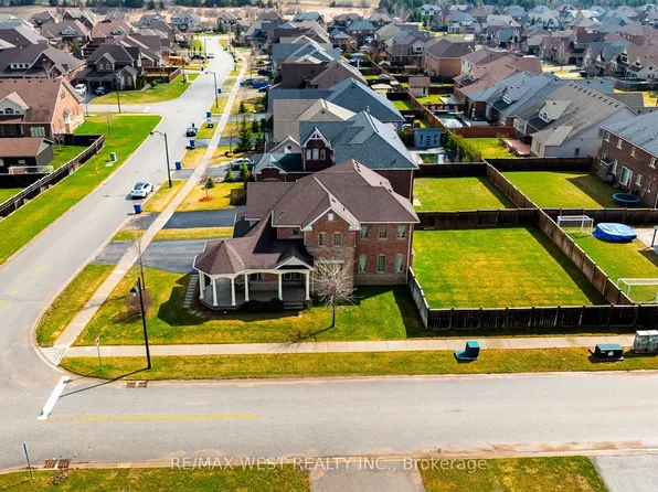 10 Stonegate Ave, Mono, ON L9W 6W7