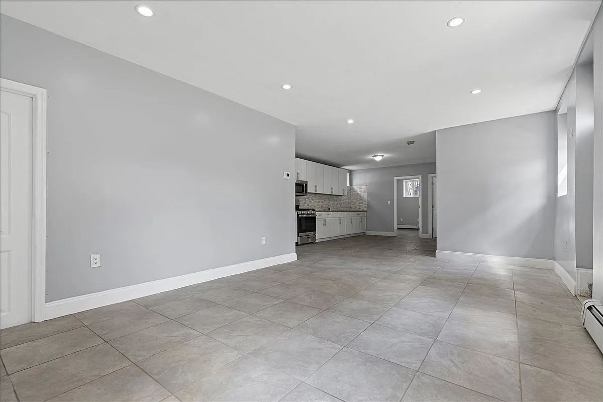 3 bed, 1260 sqft, $1,950 — Photo 1