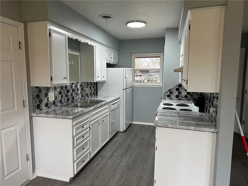 3 bed, 1.0 bath, 1049 sqft, $1,250 — Photo 3