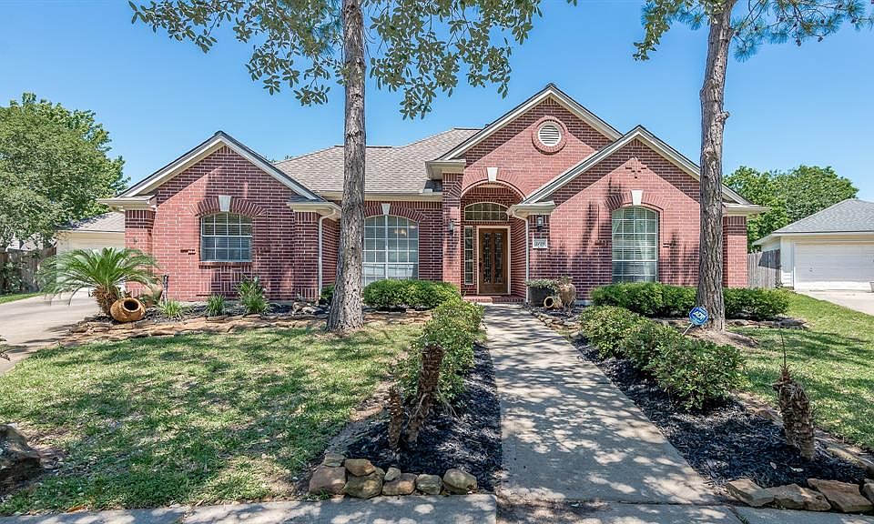 COME AND SEE THIS BEAUTIFUL ONE STORY HOME WITH GREAT LOCATION ON A CUL-DE-SAC ON ONE OF THE LARGEST LOTS IN THE NEIGHBORHOOD. T