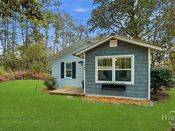 2nd image of 704 Lexington Avenue