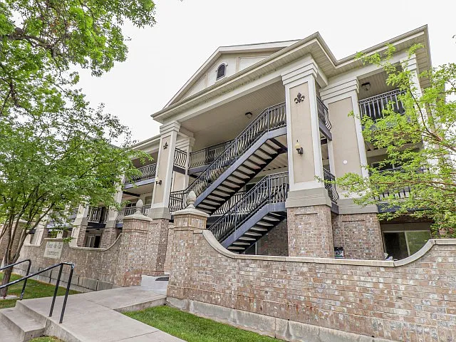 Fleur De Lis Apartments — Photo 1