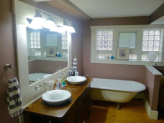 Bathroom 1/master (unit 1)