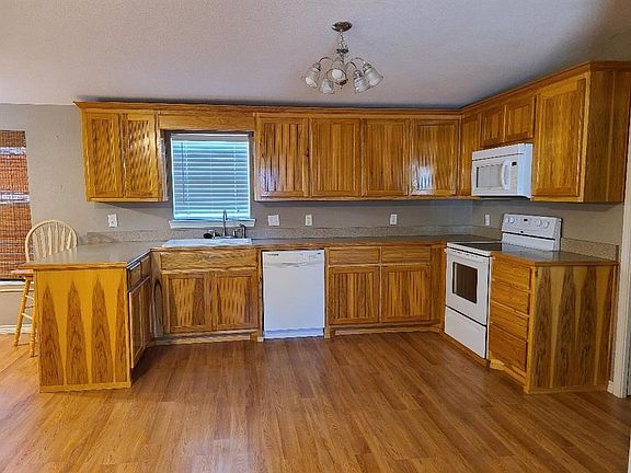 2nd image of 127 Yosemite Dr