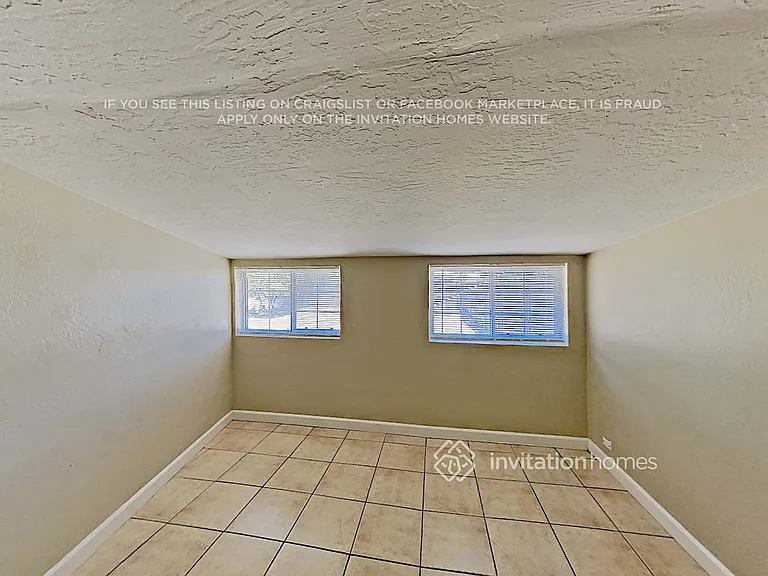 2747 N Greenfield Rd — Photo 4