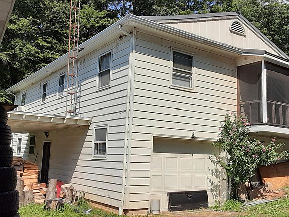 S end of house, w/ balcony off Livingroom