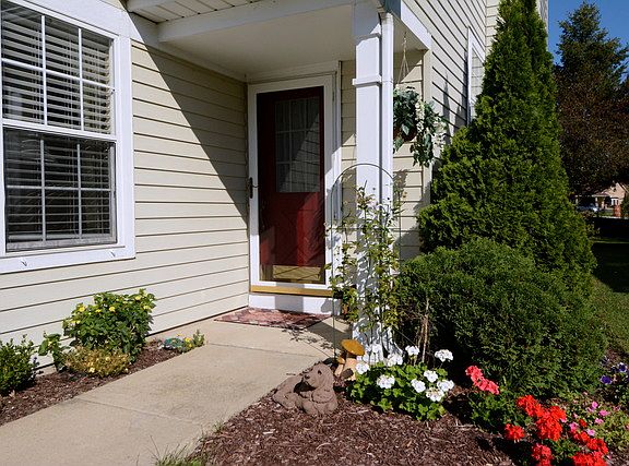 3rd image of 412 Carriage Ct
