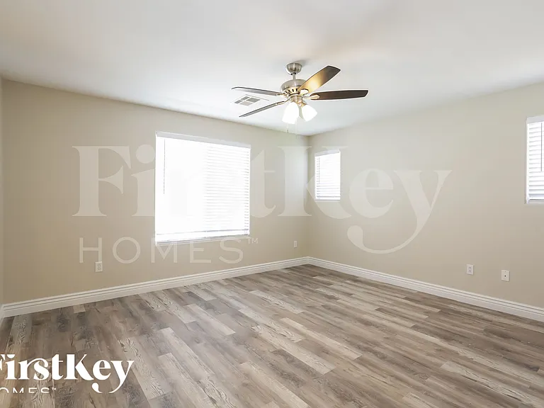 5681 Woods Crossing St — Photo 9