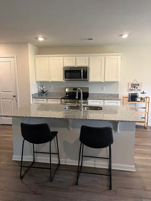 3 bed, 2.5 bath, 1883 sqft, $2,000 — Photo 3