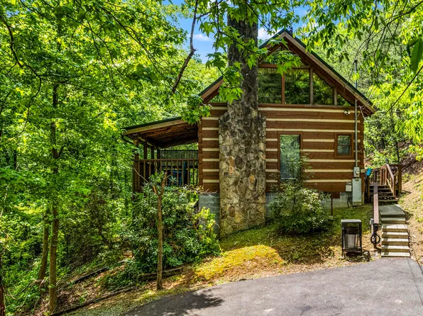 2570 Black Bear Ln, Sevierville, TN 37876