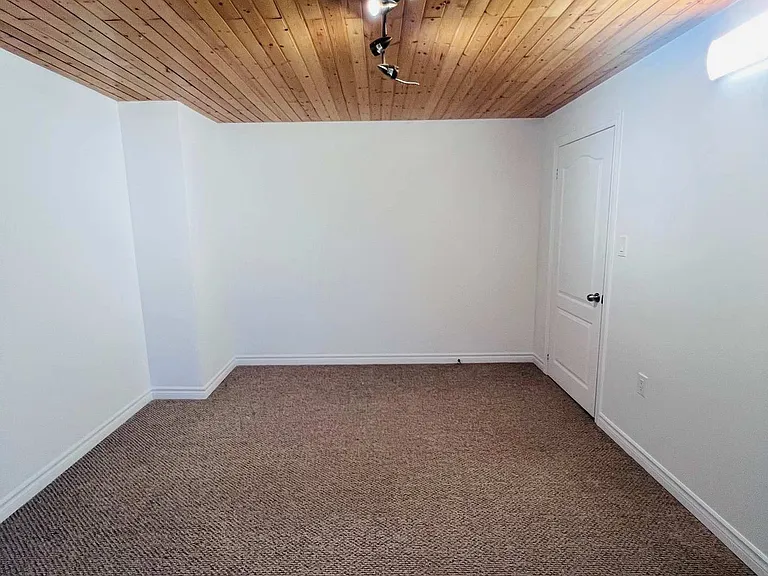 19 Terryellen Cres — Photo 7