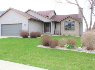 651 N Woods Edge Dr, Oregon, WI 53575