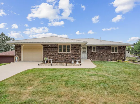 21836 Kings Rd, Dubuque, IA 52001