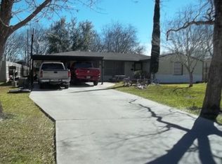 106 Bowie St, Port Lavaca, TX 77979