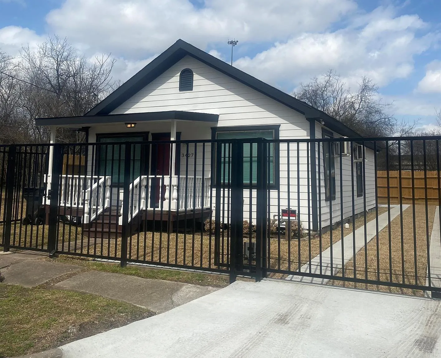 2 bed, 2.0 bath, 960 sqft, $2,050 — Photo 2