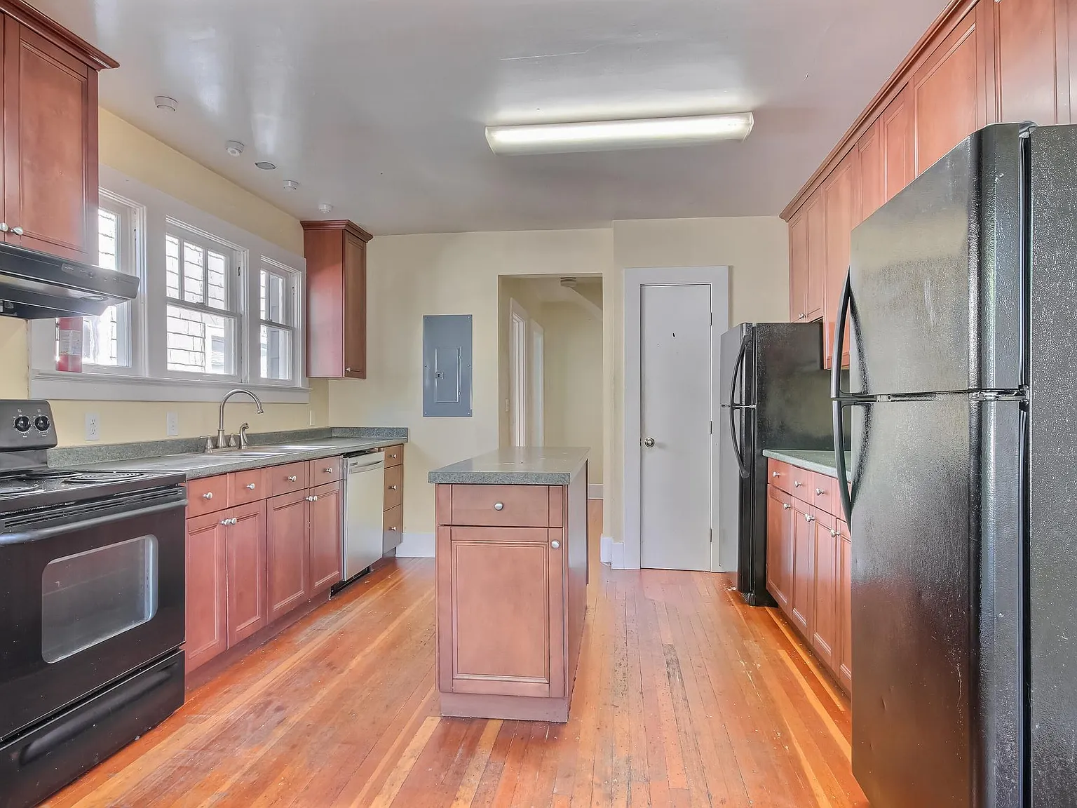 9 bed, 2000 sqft, $12,375 — Photo 3