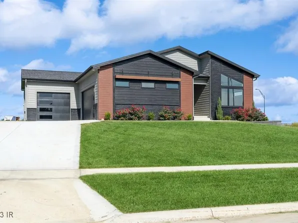 2503 Blooming Heights Dr, Norwalk, IA 50211